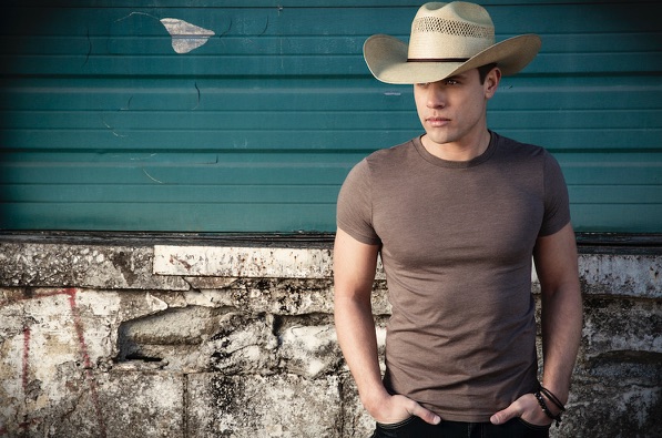 DUSTIN LYNCH TAKES DENVER FANS TO NEW HEIGHTS